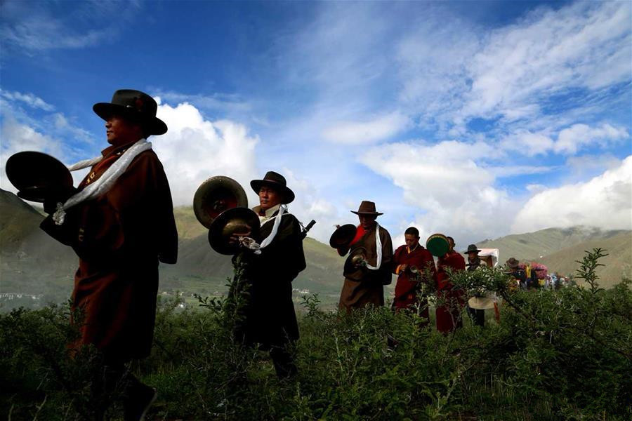 西藏农民欢度"望果节"祈盼丰收